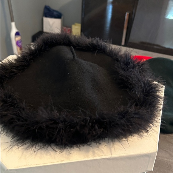 Stylish Beret Set in Red, Green, and Black - Picture 9 of 11